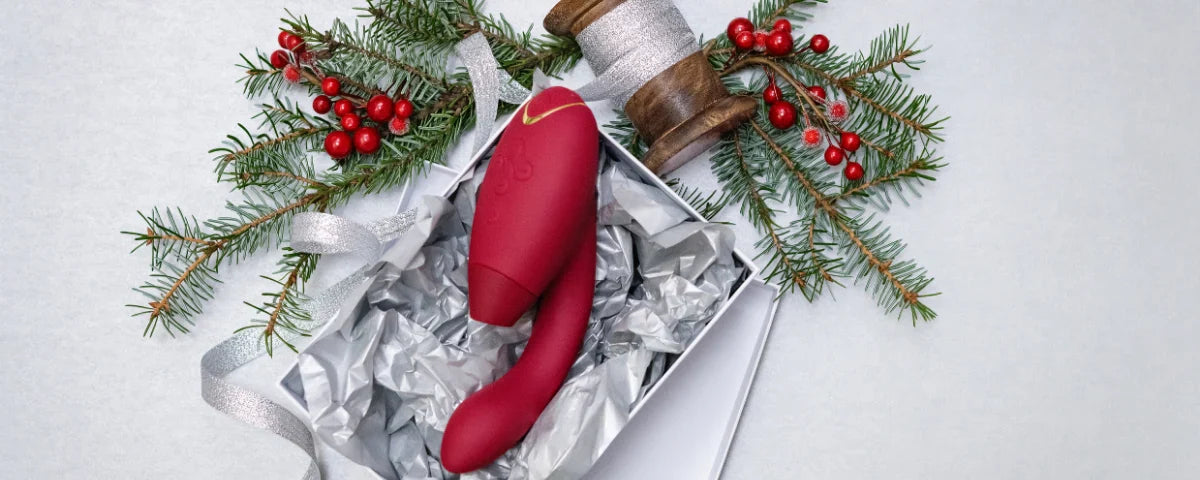 Bilden visar en röd Womanizer Duo 2 liggandes i ett öppnat julpacket