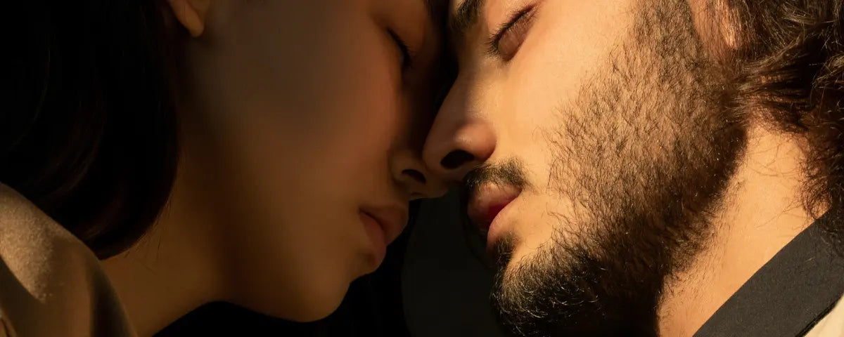 En man och kvinna står näsa mot näsa och blundar