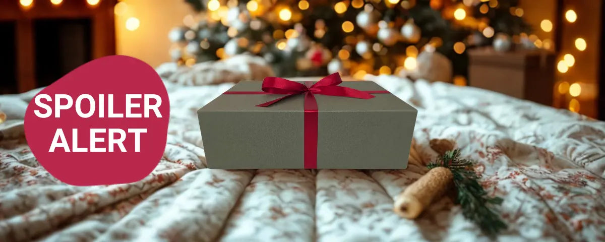 Bilden visar Lustlys Adventskalender liggande på en säng