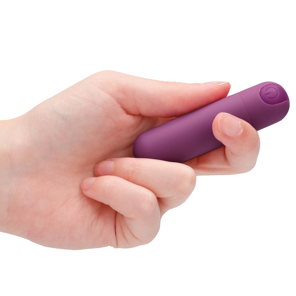 En hand håller i en 10 Speed Rechargeable Bullet Purple