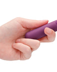 En hand håller i en 10 Speed Rechargeable Bullet Purple