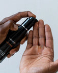 En hand sprutar ut Wicked Ultra Silikonbaserat Gildmedel 120ml på sin andra hand