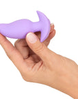 En hand håller i en Cuties Vibrerande Buttplug Lila