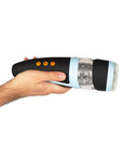Hand håller i en CRUIZR CP02 Rotating & Vibrating Automatic Masturbator
