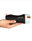 Hand håller i en CRUIZR CM06 Vibrating Masturbator With Voice Activator