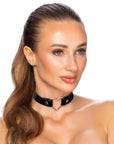 En tjej har på sig Cottelli Accessories Choker med Hjärta