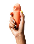 En hand håller i en Romp Switch X Lufttrycksvibrator