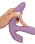 En hand håller i en Beau Coeur Mirva Bärbar Rabbitvibrator