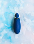 Bilden visar Womanizer Premium 2 i vatten