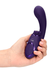Hand som håller i VIVE Gen Rabbitvibrator med Borste Lila mot vit bakgrund.