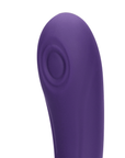 Närbild på VIVE Gen Rabbitvibrator med Borste Lila G-punktsdildo mot vit bakgrund.