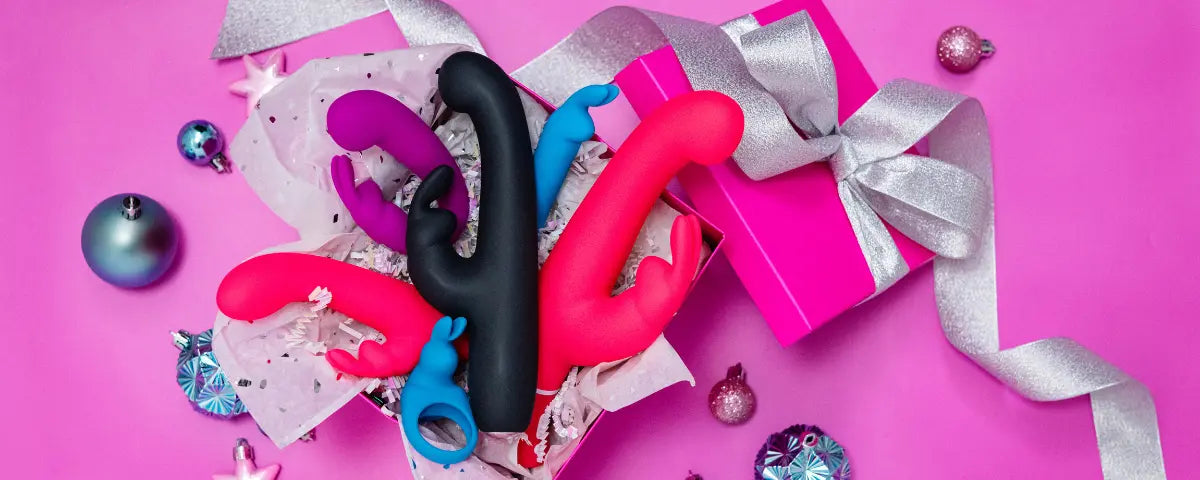 Leksaker från Happy Rabbit ligger i ett öppnat packet