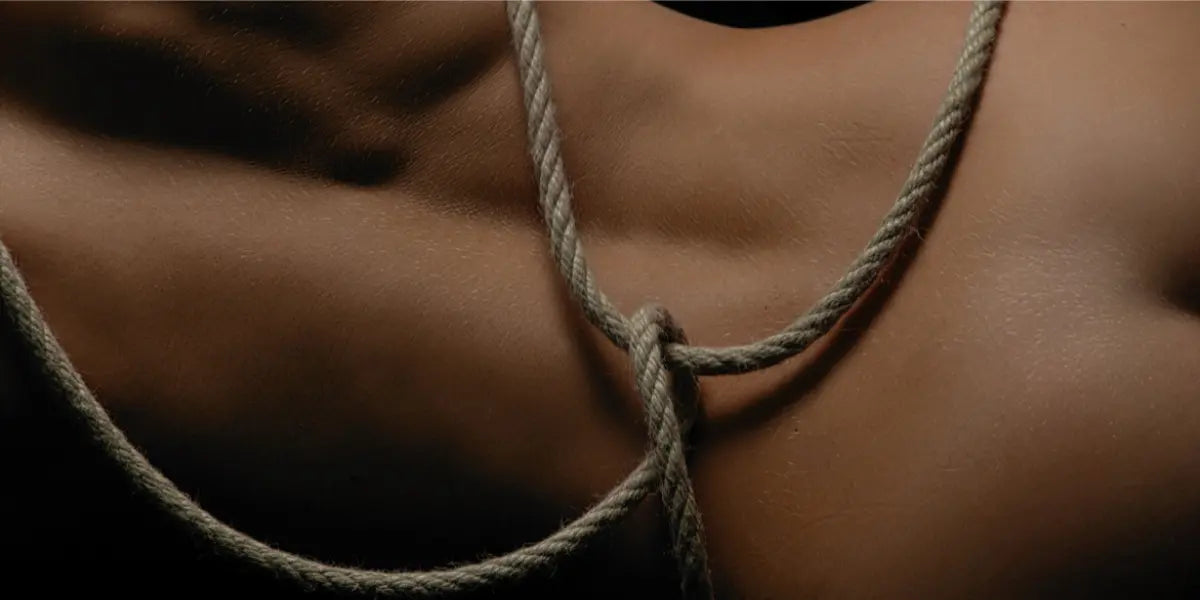 Tantra + BDSM: Så kombinerar du mindful njutning och maktspel
