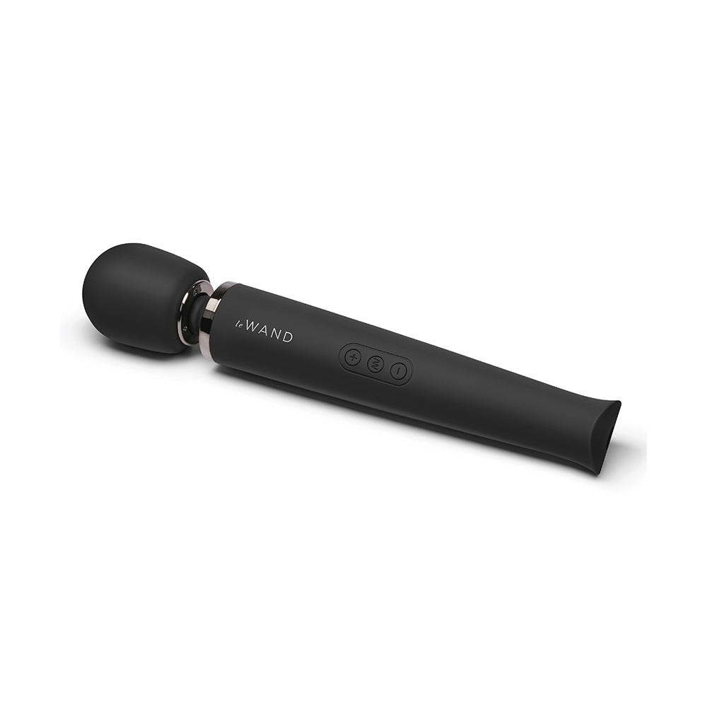 Le Wand Rechargeable Massager Black liggandes mot vit bakgrund.