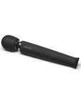 Le Wand Rechargeable Massager Black liggandes mot vit bakgrund.