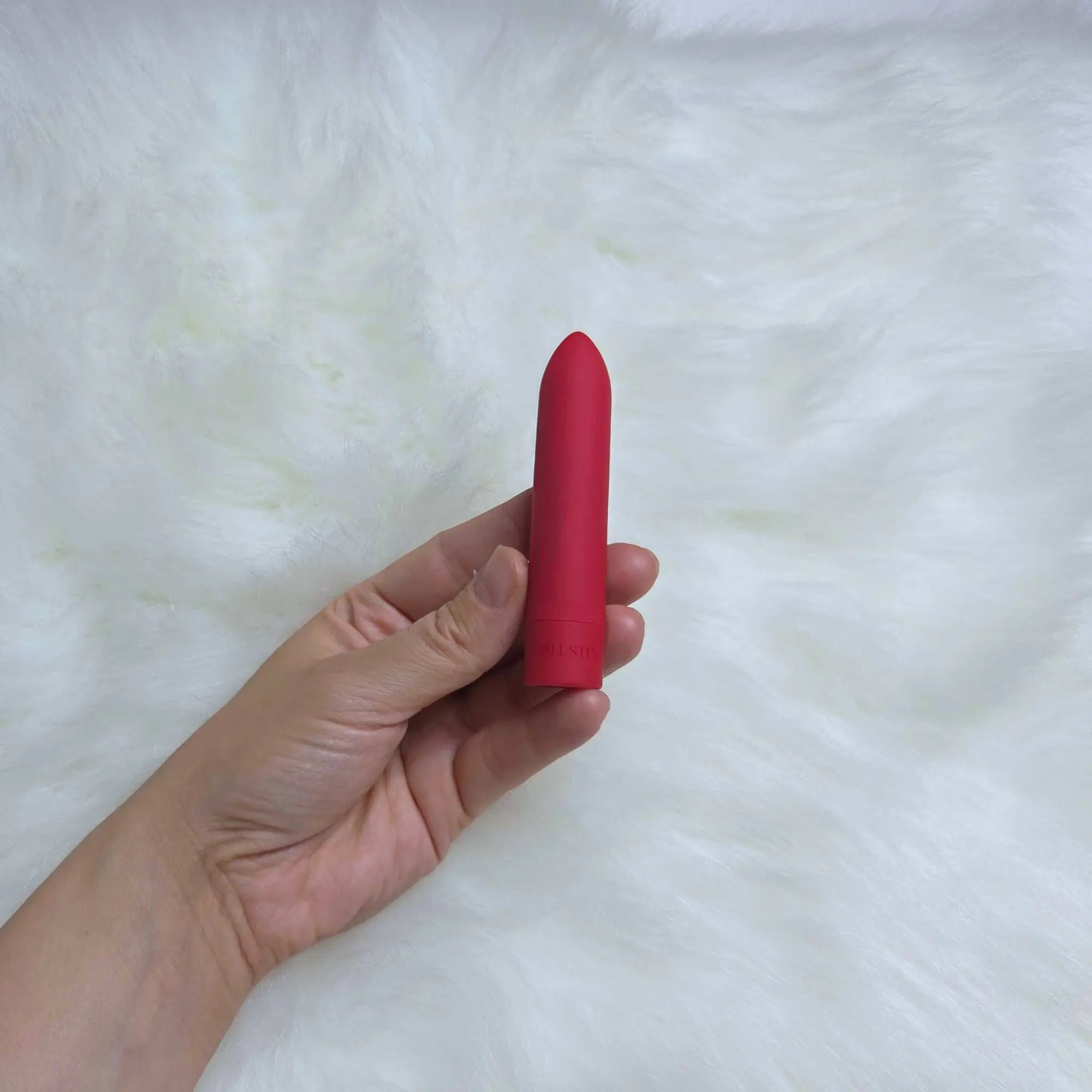 Hand håller i Lustlys egna Bulletvibrator