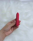 Hand håller i Lustlys egna Bulletvibrator