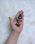 Hand håller i Lustlys egna Buttplugg