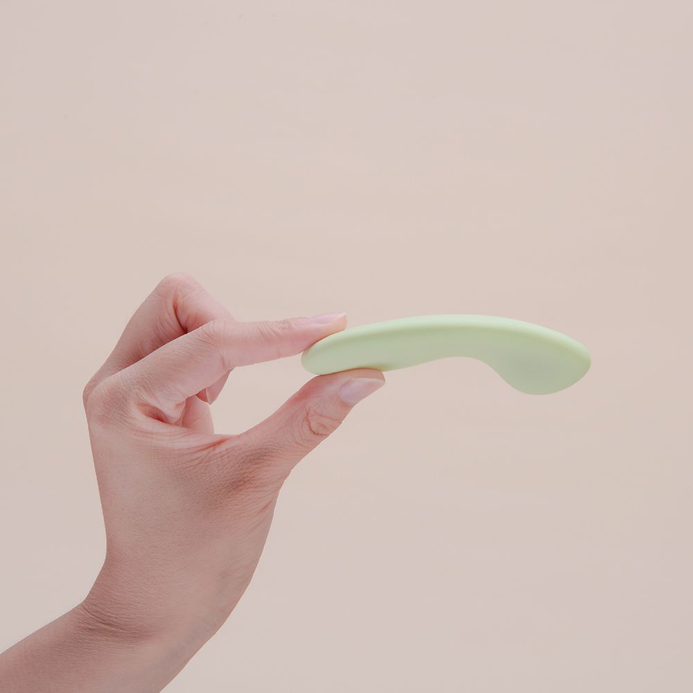 Magic Motion Nyx grön – elegant form som vilar mot klitoris