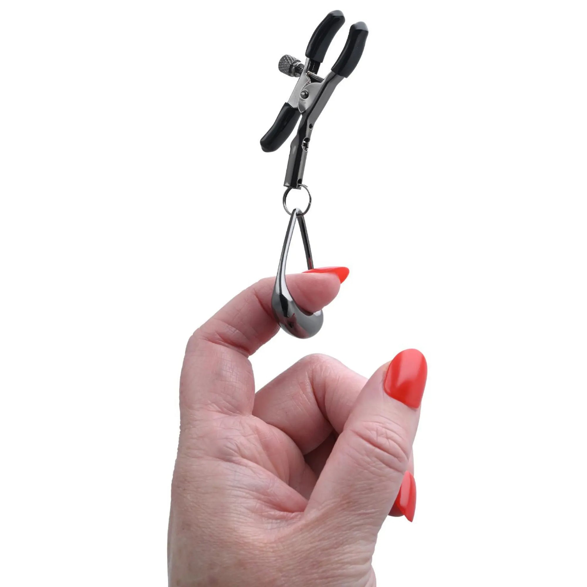 En hand håller i en Sportsheets Velvet Noir Tuggable Nipple Clamps