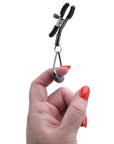 En hand håller i en Sportsheets Velvet Noir Tuggable Nipple Clamps