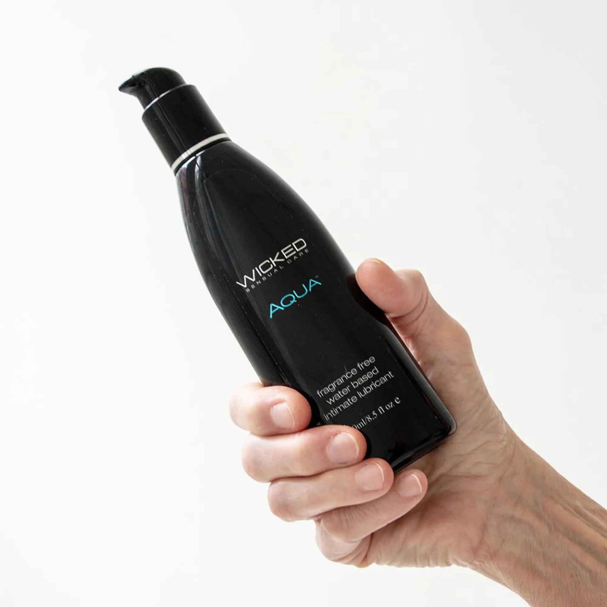En hand håller i en flaska med Wicked Aqua Vattenbaserat Glidmedel 250ml