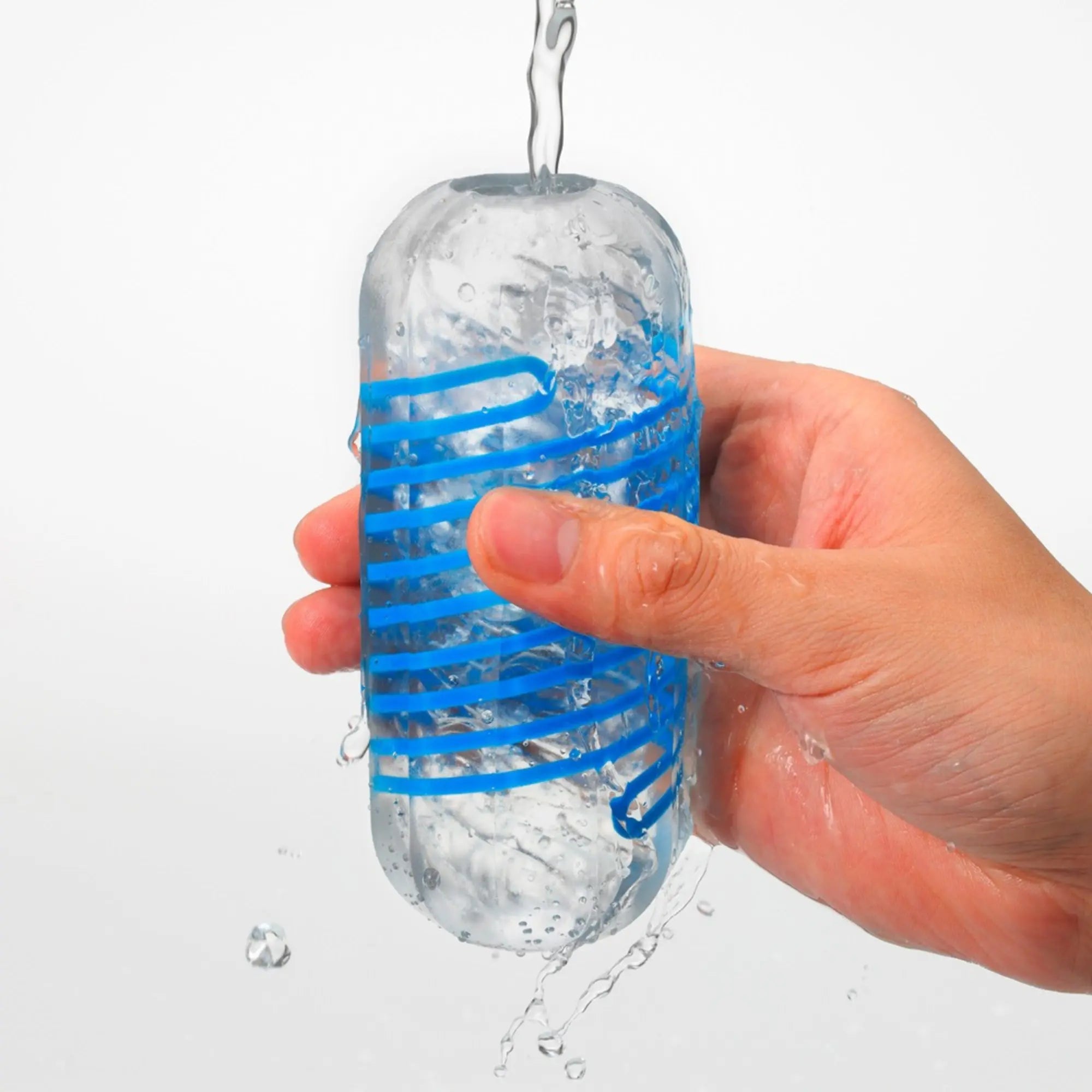 En hand håller i en Tenga Spinner DX Drops Masturbator