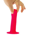 Hand som håller i Solid Love Dildo Pink mot vit bakgrund.