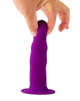 Hand som håller i Solid Love Ribbed Dildo mot vit bakgrund.