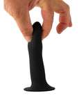 Hand som håller i Solid Love Dildo Black mot vit bakgrund.