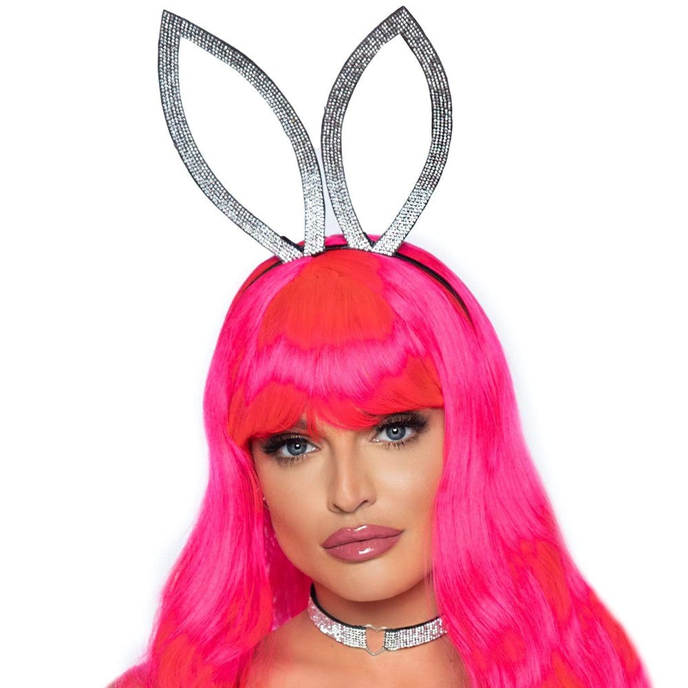 Kvinnlig modell som har på sig Bunny Ear Set. Vit bakgrund.