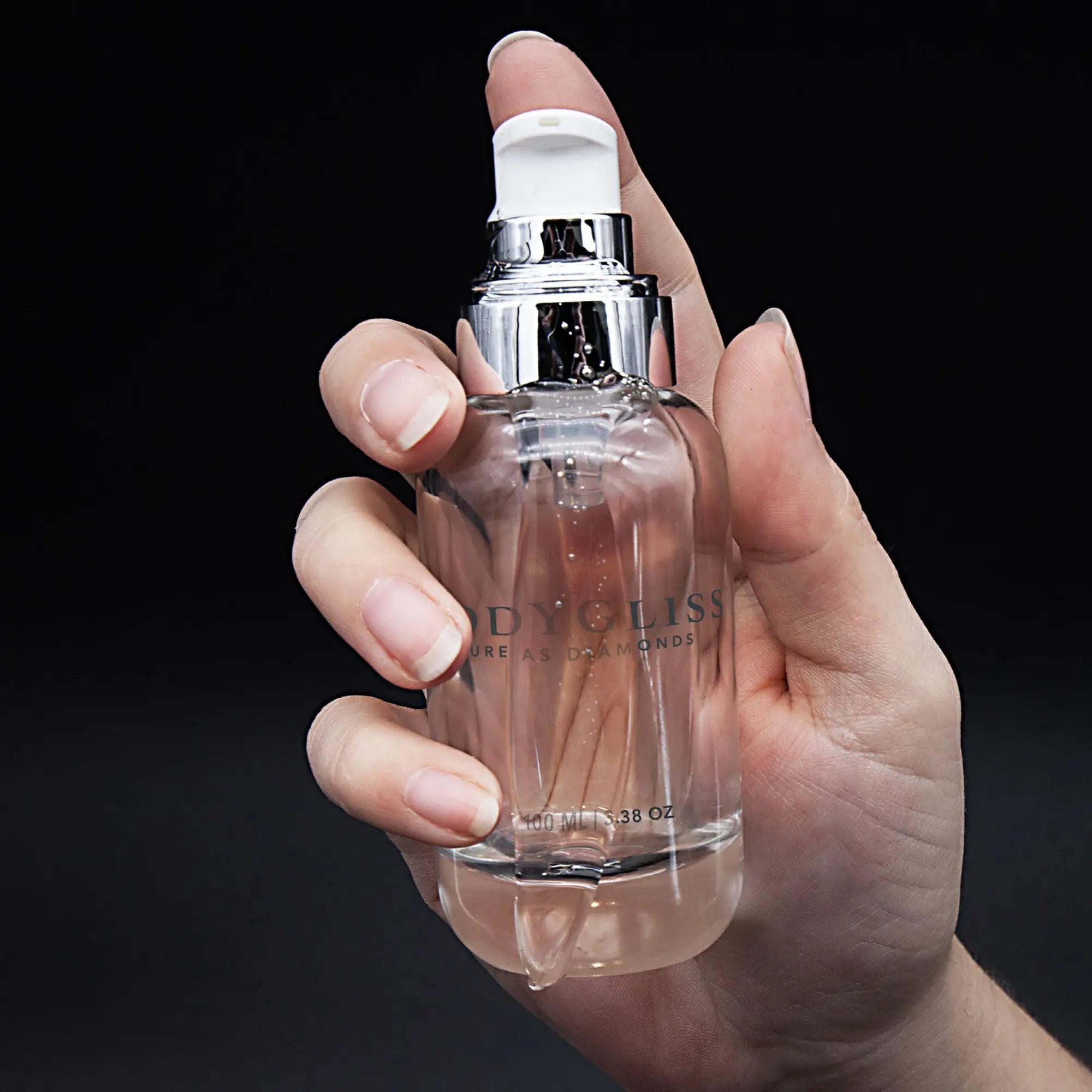 En hand håller i en BodyGliss Diamond Silky Touch – Silikonbaserat Glidmedel 50 ml