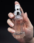 En hand håller i en BodyGliss Diamond Silky Touch – Silikonbaserat Glidmedel 50 ml