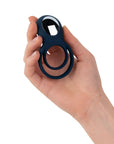 Hand håller i Boners Cock Ring med Vibrationer Blue