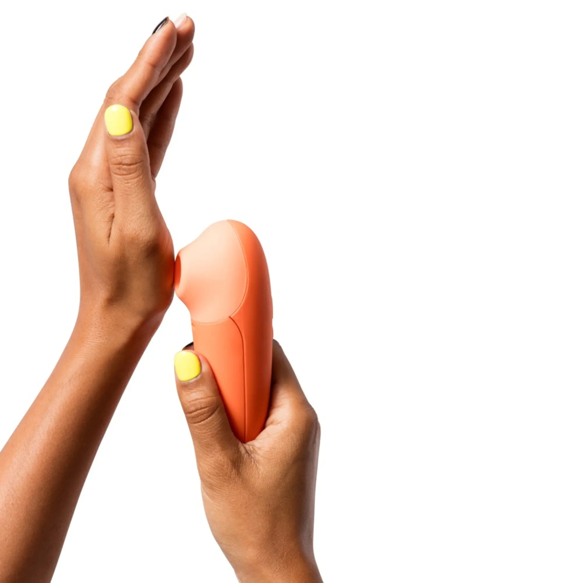 En hand känner på lufttrycket till Romp Switch X Lufttrycksvibrator