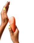 En hand känner på lufttrycket till Romp Switch X Lufttrycksvibrator