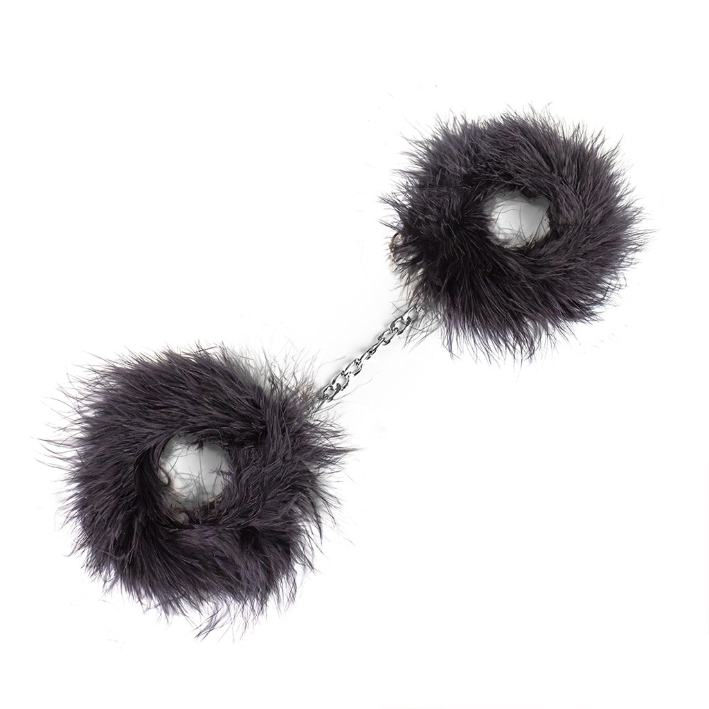 Svarta Secret Play Fuzzy Handcuffs med fjädrar och kromad kedja