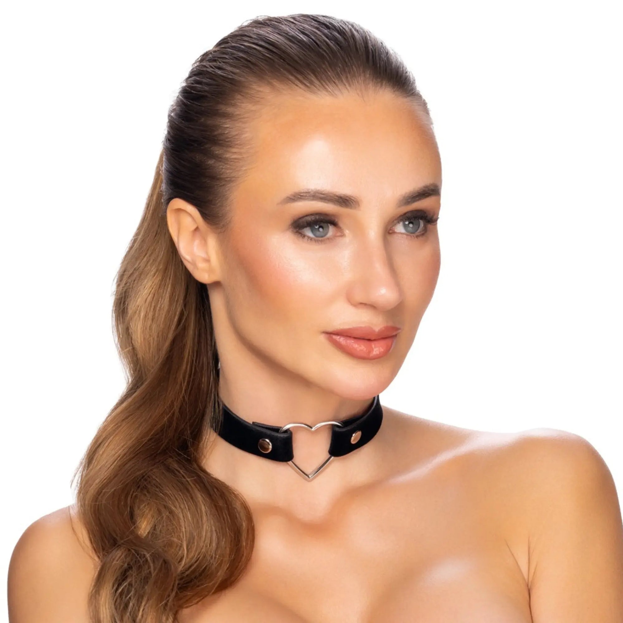 En tjej har på sig Cottelli Accessories Choker med Hjärta