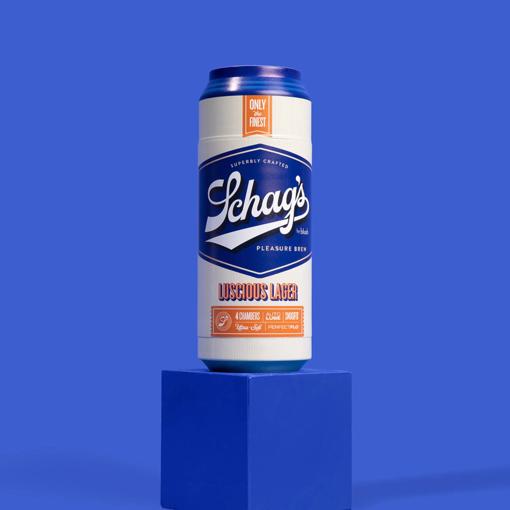 Luscious Lager framför blå bakgrund