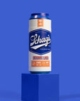 Luscious Lager framför blå bakgrund