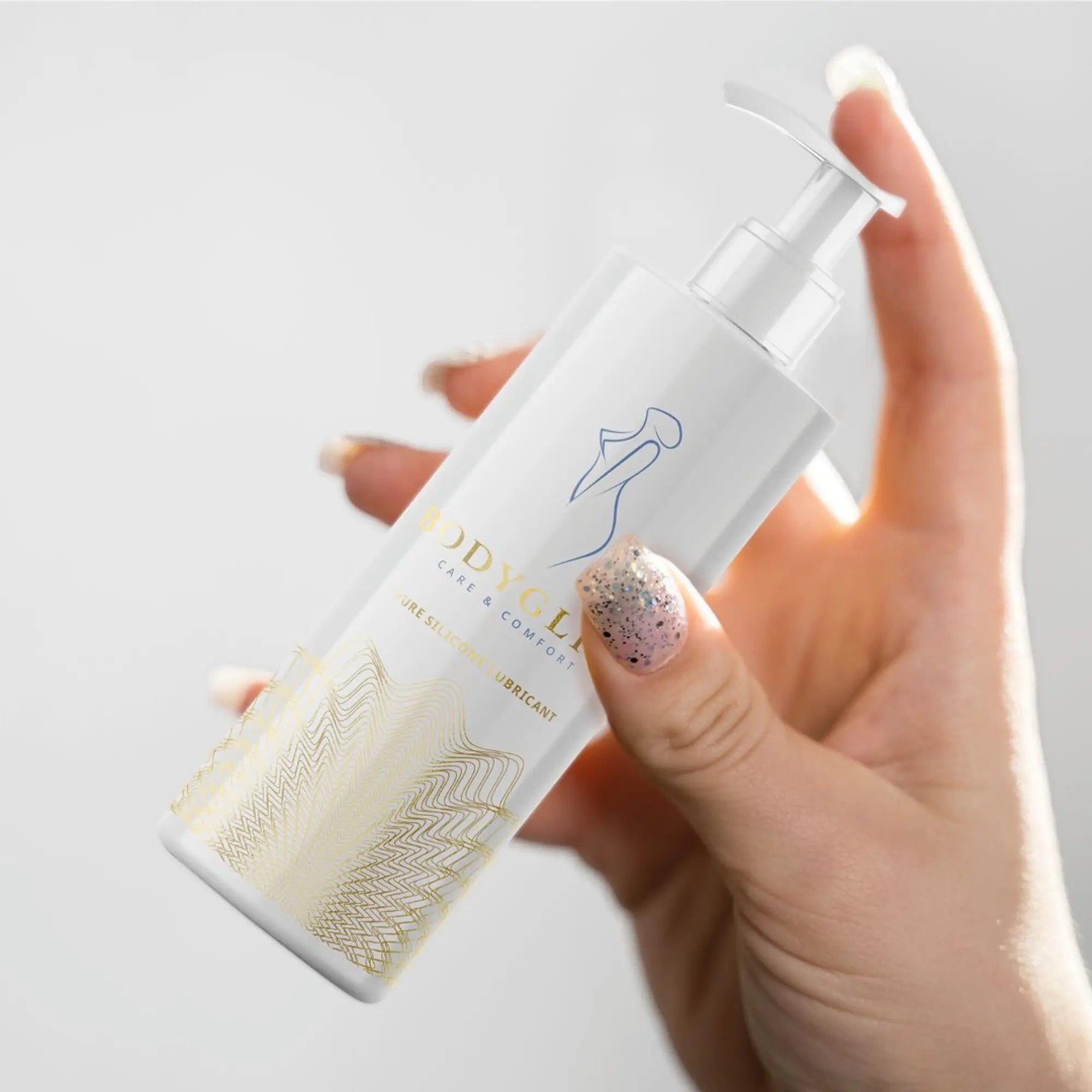 En hand håller i BodyGliss Female Care Collection Care &amp; Comfort Silicone 250 ml