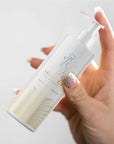 En hand håller i BodyGliss Female Care Collection Care & Comfort Silicone 250 ml