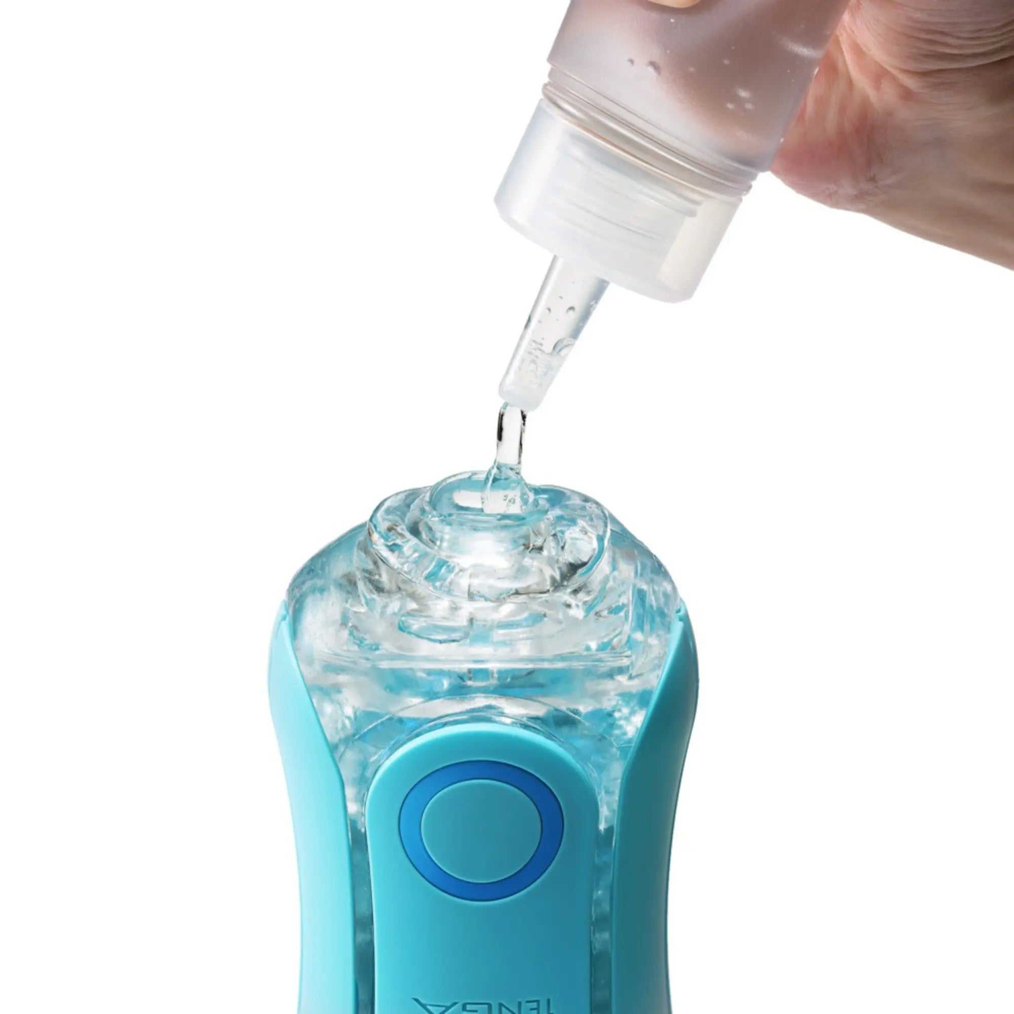 En hand häller glid i en Tenga Flip Orb Masturbator Blue