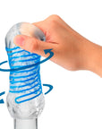 En hand vrider en Tenga Spinner DX Drops Masturbator