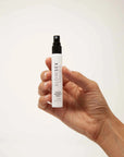 En hand håller i en Mouthwatering Spray Slow Sex
