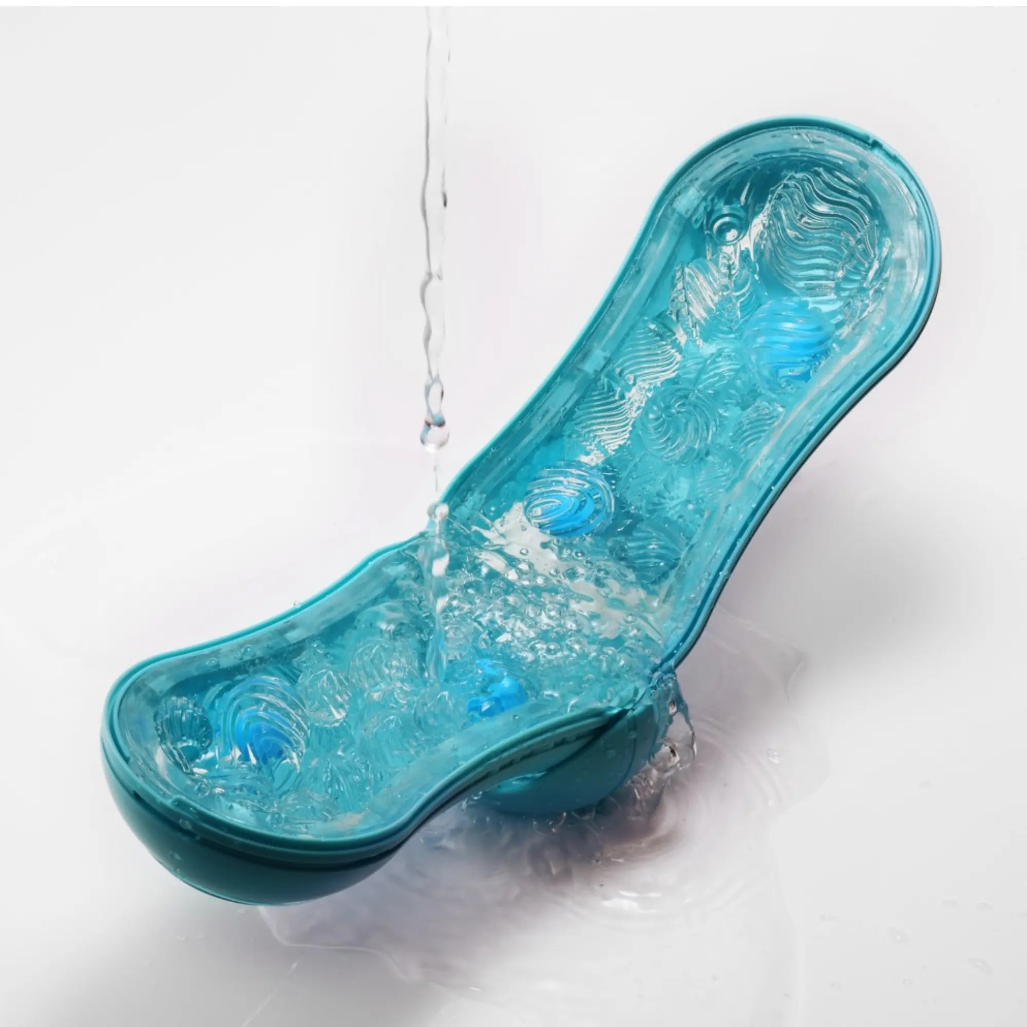 Bild på en Tenga Flip Orb Masturbator Blue som tvättas