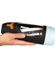 Hand håller i en CRUIZR CP01 Rotating & Sucking Automatic Masturbator