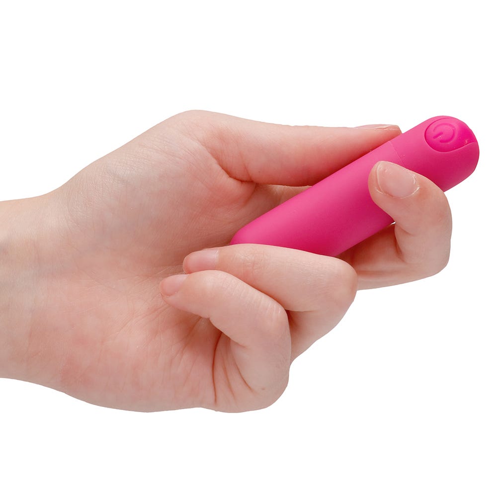 Hand som håller i 10 Speed Rechargeable Bullet Pink mot vit bakgrund.