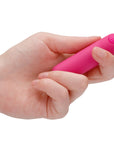 Hand som håller i 10 Speed Rechargeable Bullet Pink mot vit bakgrund.