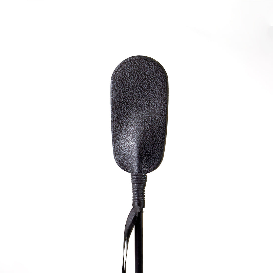 Oval Riding Crop svart, närbild på oval läderplatta